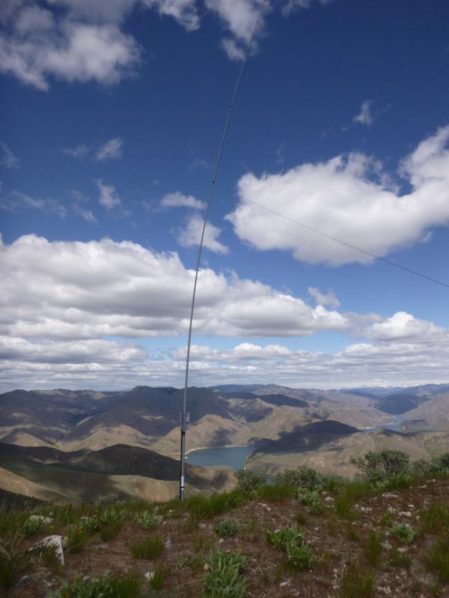 Sotabeam pole and endfed antenna taped to signpost.