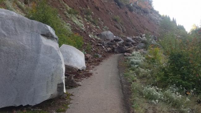 Rockslide blocking the road to the trailhead